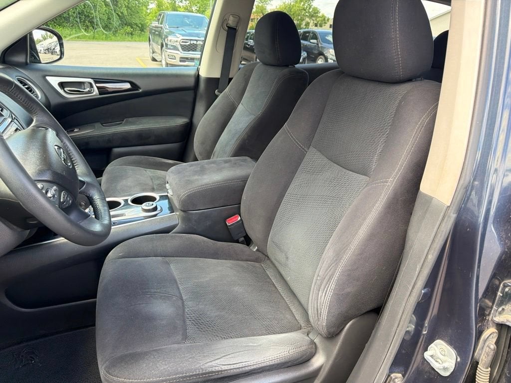 2016 Nissan Pathfinder SV