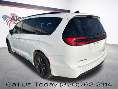 2025 Chrysler Pacifica Limited FWD