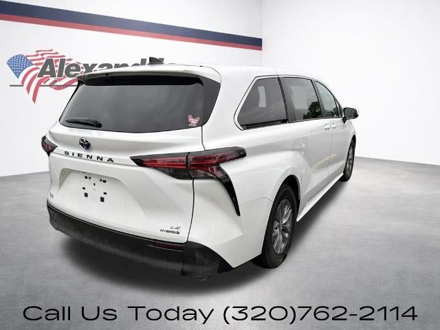 2022 Toyota Sienna LE FWD 8-Passenger (Natl)