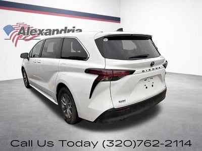 2022 Toyota Sienna LE FWD 8-Passenger (Natl)